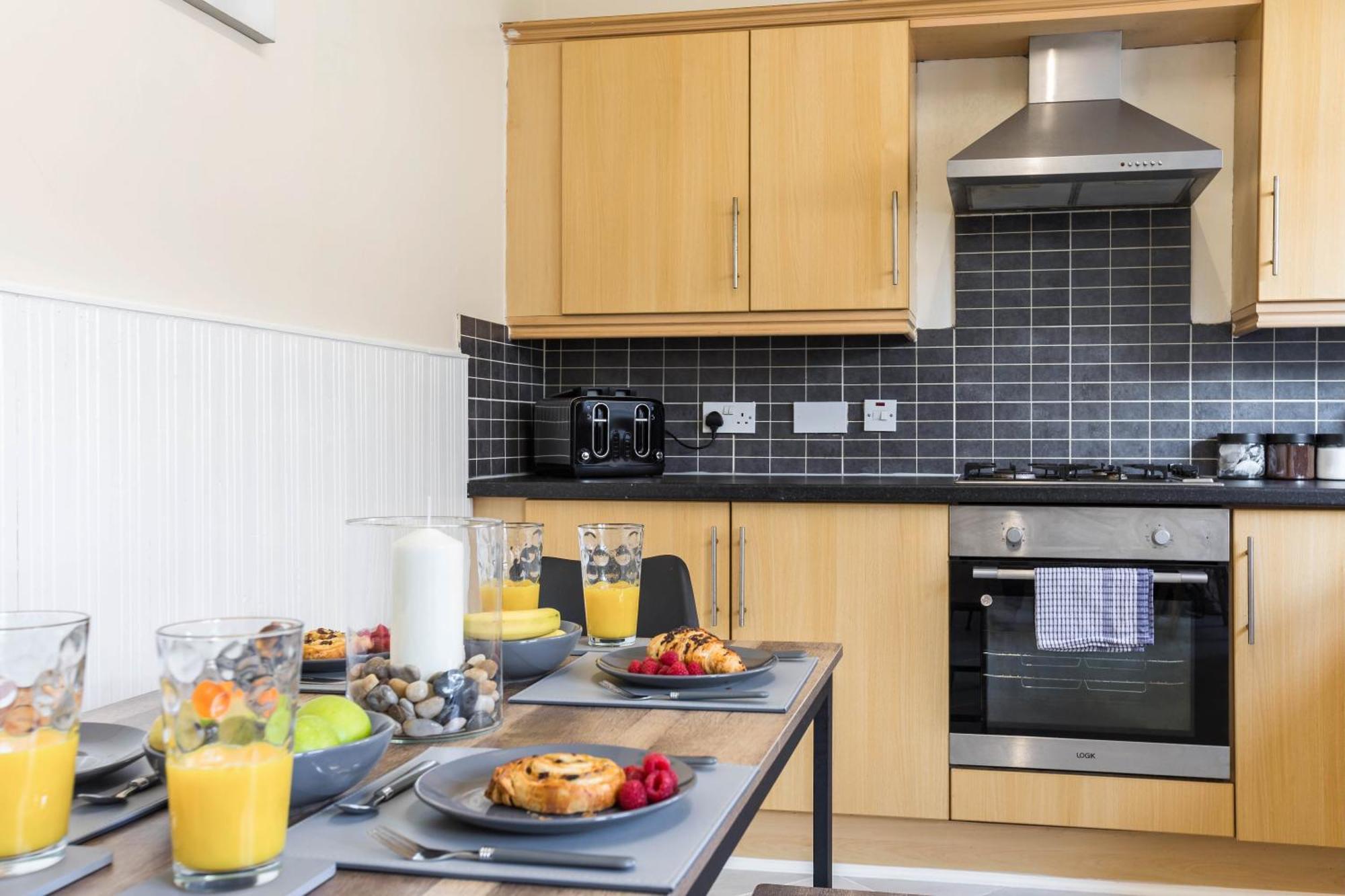 Free Parking, 4 Bed, 2 Bath House, Long Term Savings, Contractors, Near Anfield Liverpool