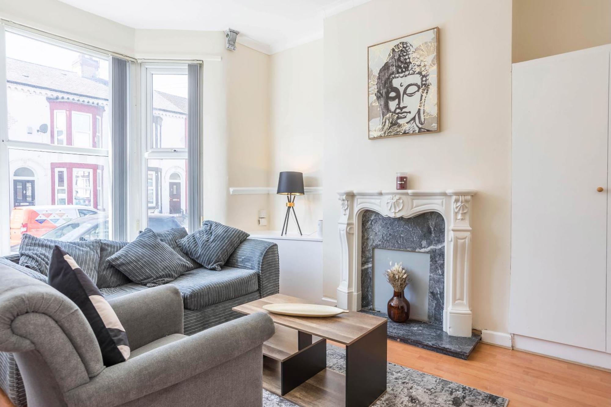 Free Parking, 4 Bed, 2 Bath House, Long Term Savings, Contractors, Near Anfield Holiday home *