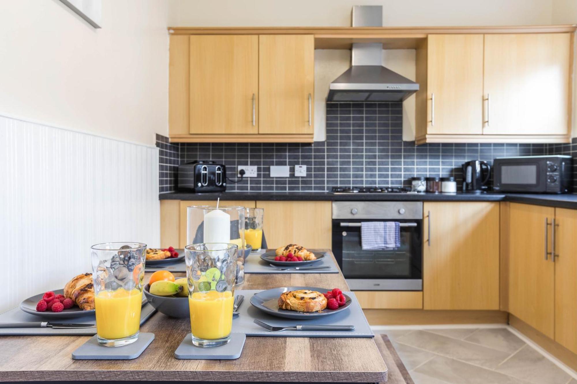 Free Parking, 4 Bed, 2 Bath House, Long Term Savings, Contractors, Near Anfield Holiday home